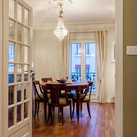Greeter-appartement Haussmannien Avec Balcon