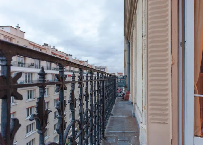Greeter-appartement Haussmannien Avec Balcon Apartman Párizs